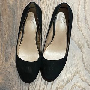Fioni black heels with shiny  Gold detail